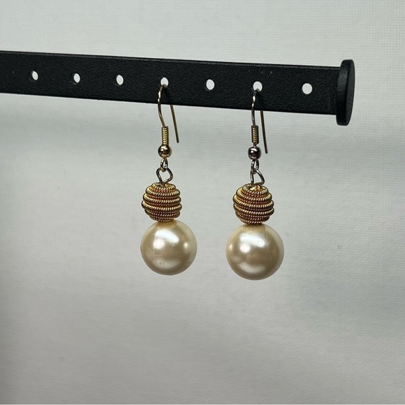 VINTAGE Gold Tone Faux Pearl Dangle Hook Earrings - Picture 4 of 6